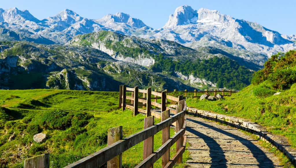 Ruta por los picos de europa 1024x582 - Rutas por el norte de Espa&ntilde;a en coche: paisajes, ciudades y escapadas inolvidables