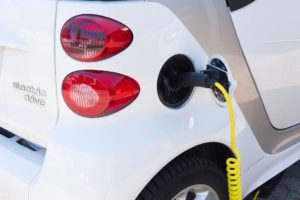 Coche eléctrico cargándose