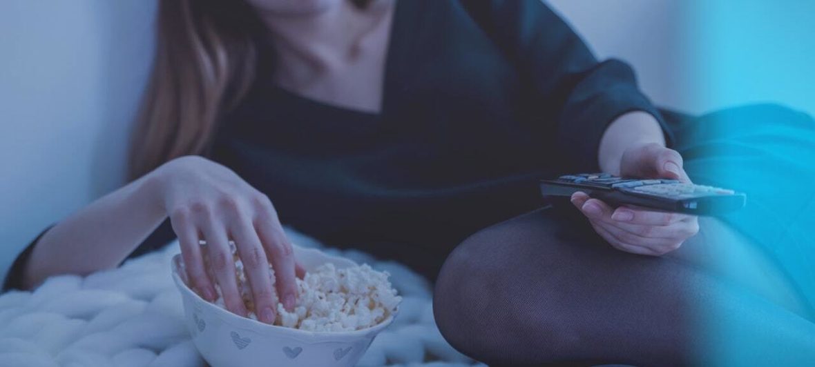 4 películas sobre coches para hacer maratón durante la cuarentena woman in white bed holding remote control while eating 1040158 1 1180x532 - 4 películas sobre coches para hacer maratón durante la cuarentena