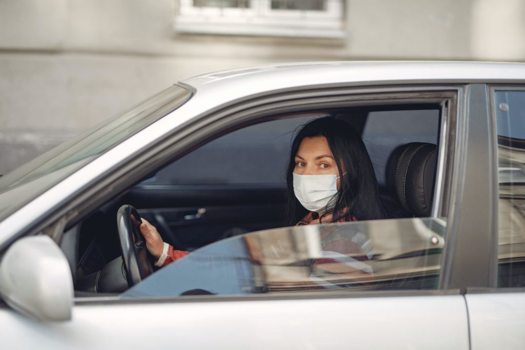 young woman wearing medical mask driving car 3983417 1024x683 - ¿Puedo coger el coche para ir a hacer deporte, pasear o ir a mi segunda residencia?