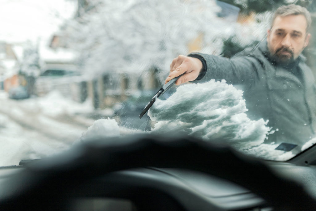 hielo coche 1 1024x683 - Consejos para quitar el hielo del coche