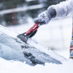 como quitar hielo del coche