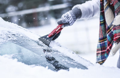 como quitar hielo del coche