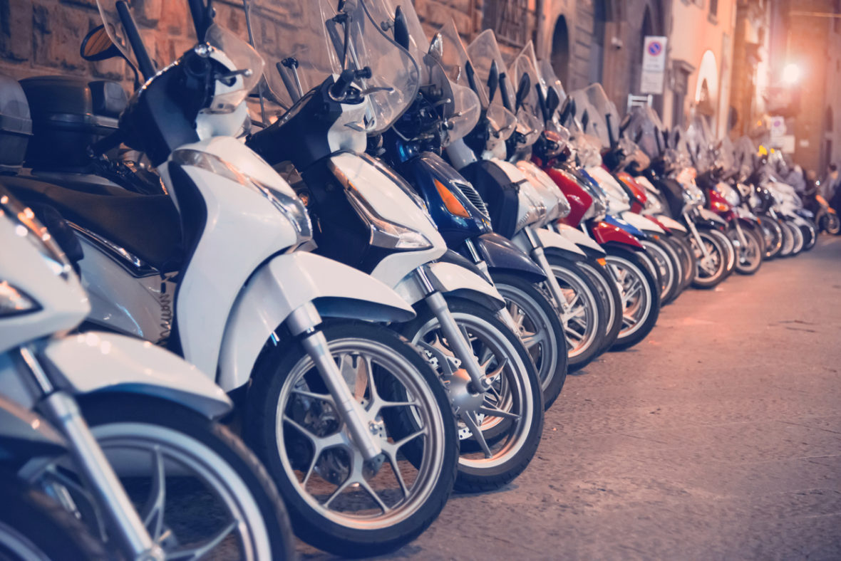 se puede estacionar motocicletas en la acera