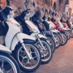 se puede estacionar motocicletas en la acera