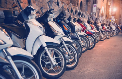 se puede estacionar motocicletas en la acera