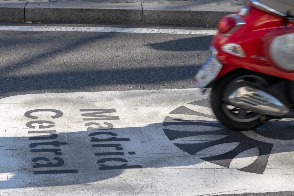 aparcar moto madrid 1 1024x683 - Cómo y dónde aparcar tu moto en Madrid