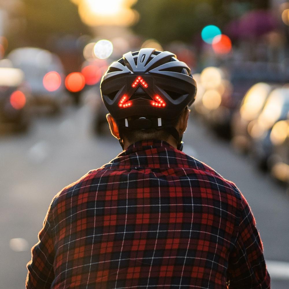 casco bici Lumos Kickstart Lite - 7 gadgets imprescindibles para ir en bici por la ciudad