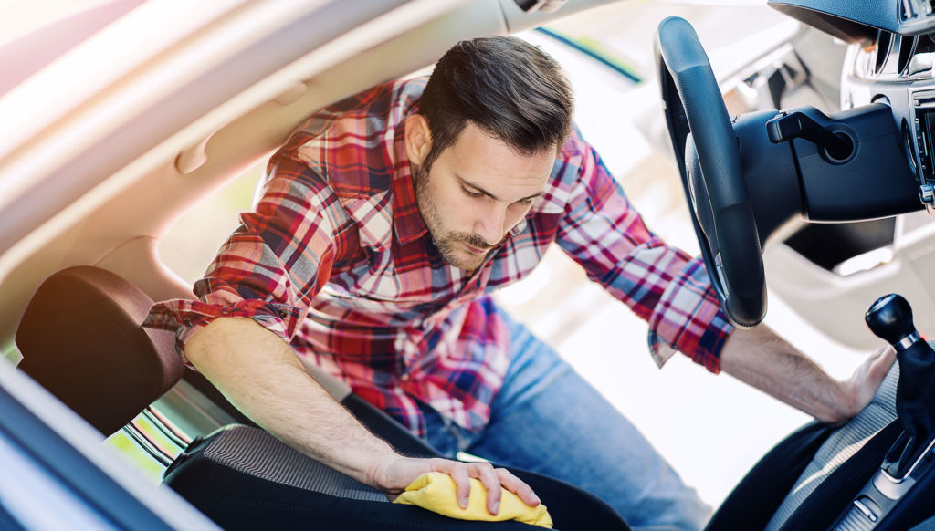 como limpiar coche 1 1024x582 - Cómo limpiar un coche de forma fácil