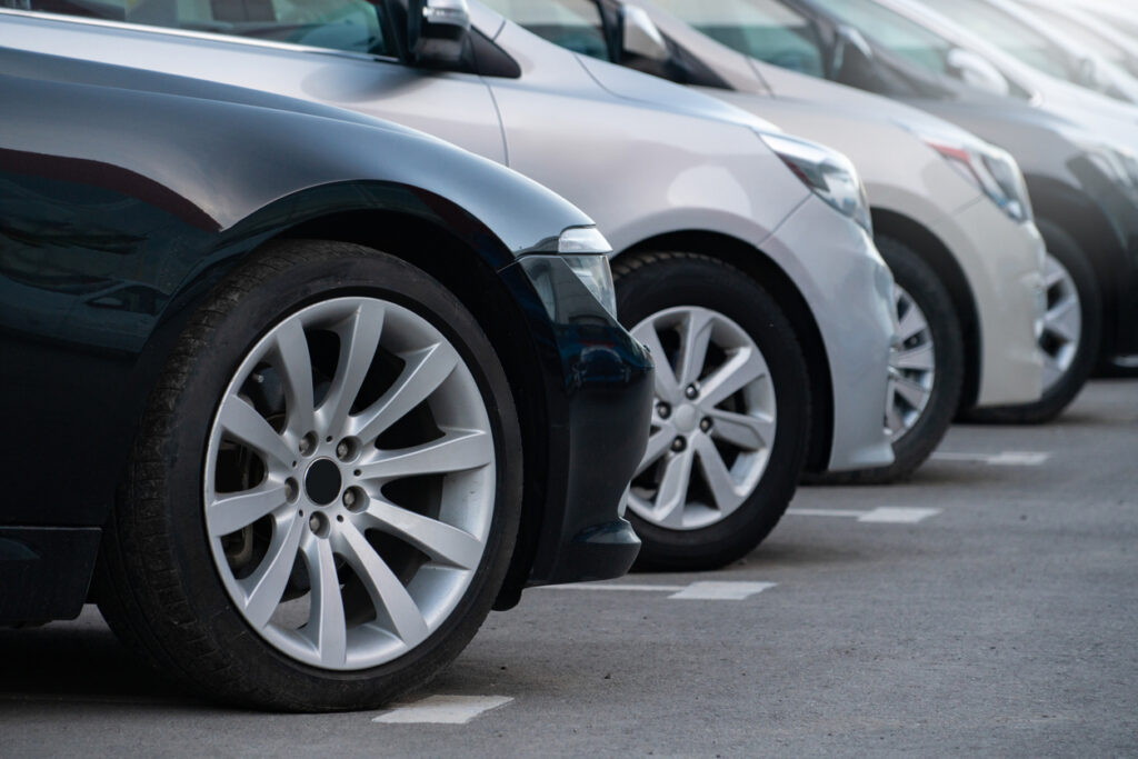 Ruedas delanteras derechas de varios coches