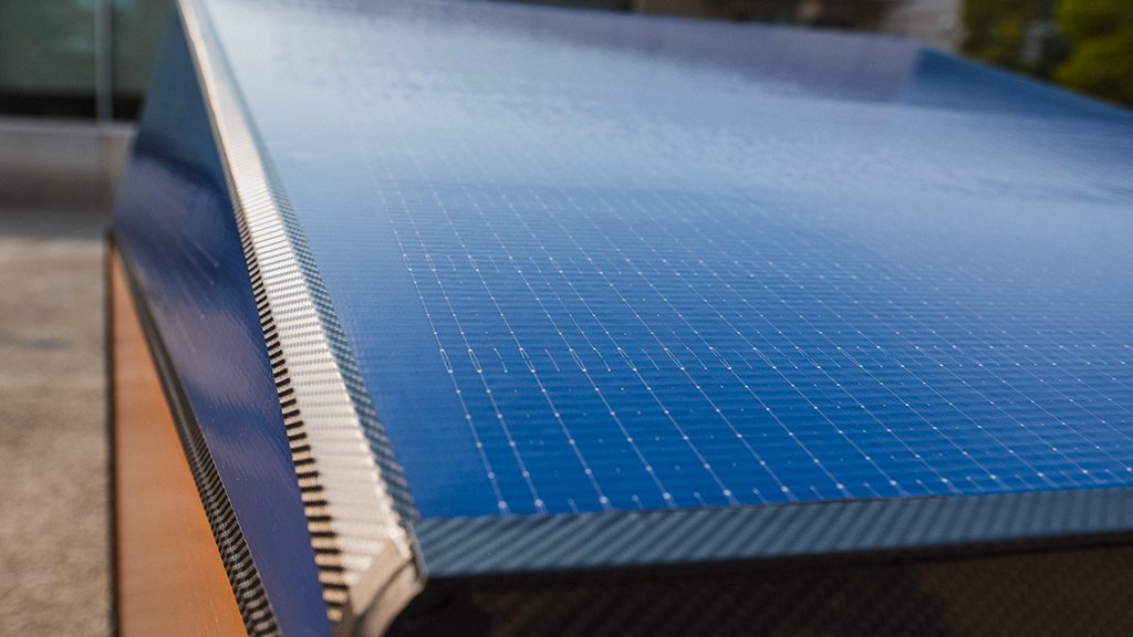 techo del Deep Orange 17 cubierto de células fotovoltaicas azules integradas en la carrocería